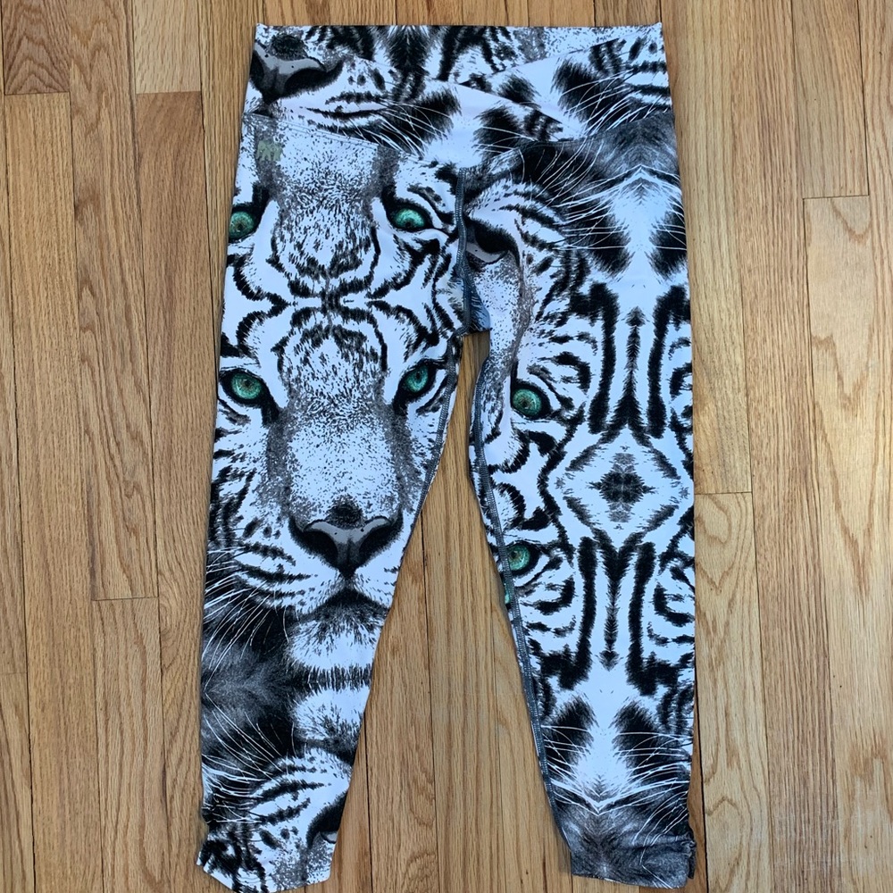 Aziam Crop Animal Print Leggings sz M